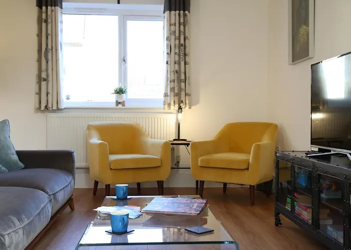 Burgess Yard 2-Bedroom Cottage, Bath